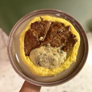 گوشت گوساله گریل شده، پوره سیب زمینی، سس قارچ