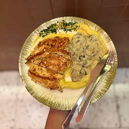 سینه مرغ گریل، پوره سیب زمینی، سس قارچ